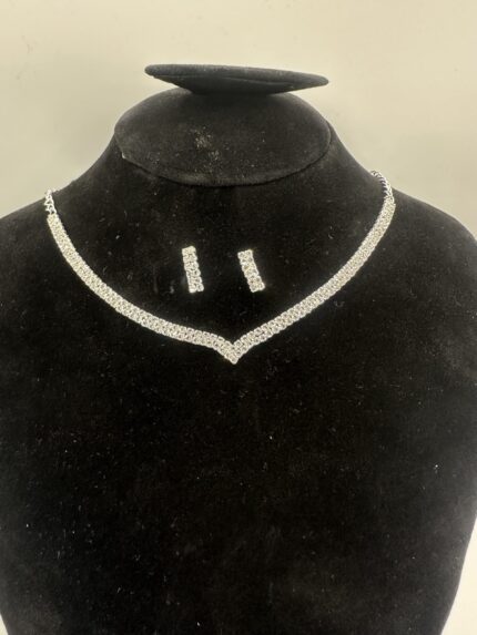 💎✨Short Necklace with Matching Earrings – Elegant Jewelry Set